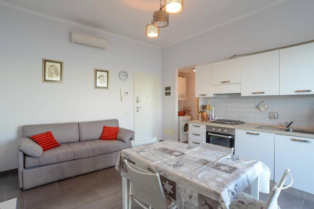 Brezza Marina Vadoalmare Immobiliare Vado Ligure Bilik gambar